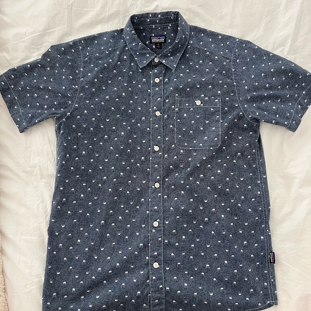 Mens Patagonia jelly fish button up shirt. Organic cotton. Size medium